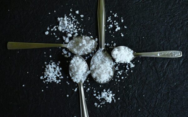 Mokslininkai įspėja: per didelis druskos vartojimas siejamas su nutukimu, ypač moterims