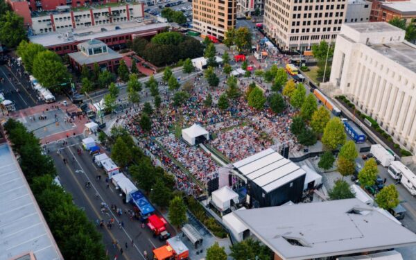 „iHeartRadio Music Awards“ akimirkos: Miley Cyrus pasirinko elegantišką juodą stilių