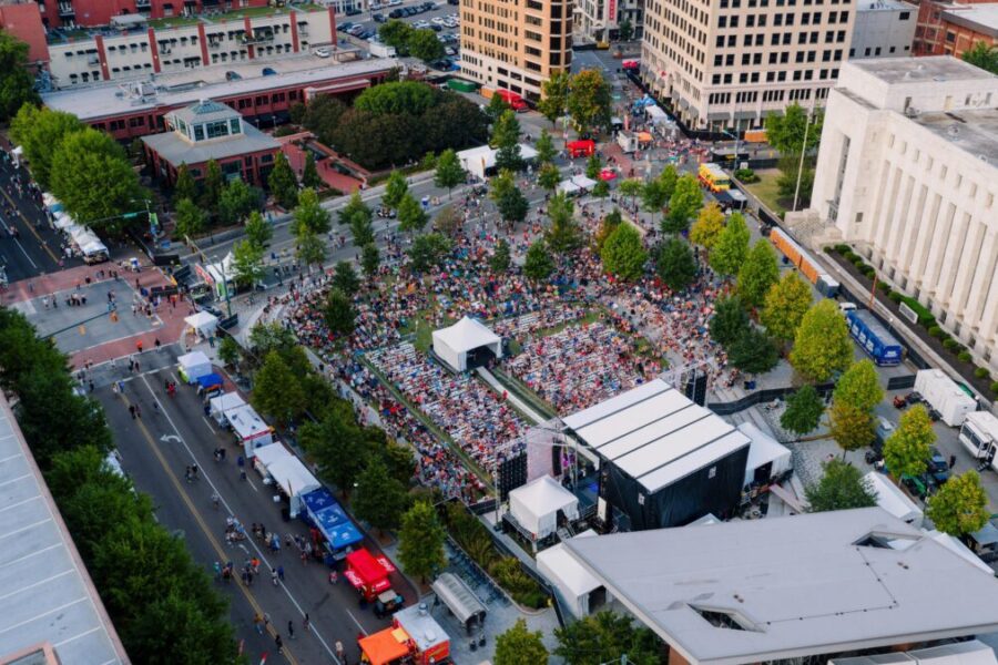 „iHeartRadio Music Awards“ akimirkos: Miley Cyrus pasirinko elegantišką juodą stilių