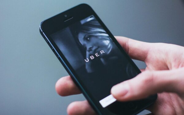 „Uber“ pristato kioskus oro uostuose: patogus kelionės užsakymas, net išsikrovus telefonui