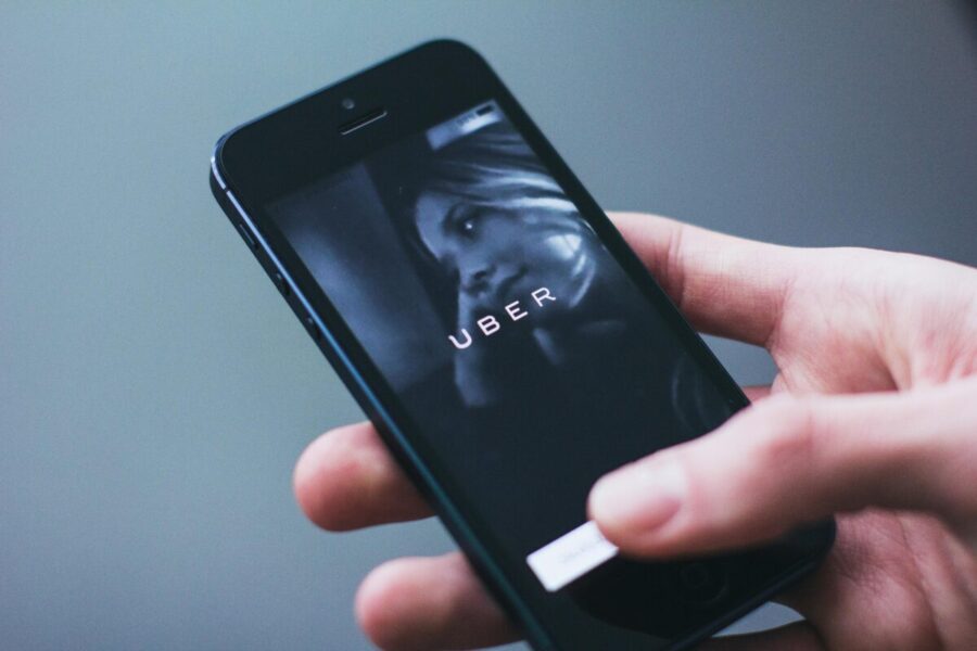 „Uber“ pristato kioskus oro uostuose: patogus kelionės užsakymas, net išsikrovus telefonui