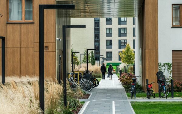 Apleisti dviračiai daugiabučių kiemuose: ekspertai pataria, kaip spręsti problemą teisėtai