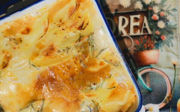 Greiti ir sotūs pietūs vos per 20 minučių: bulvinis vištienos apkepas, kurį pamils visa šeima