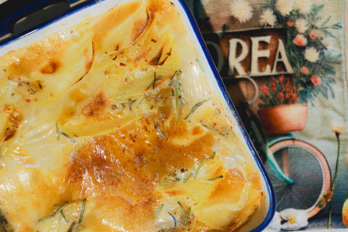 Greiti ir sotūs pietūs vos per 20 minučių: bulvinis vištienos apkepas, kurį pamils visa šeima