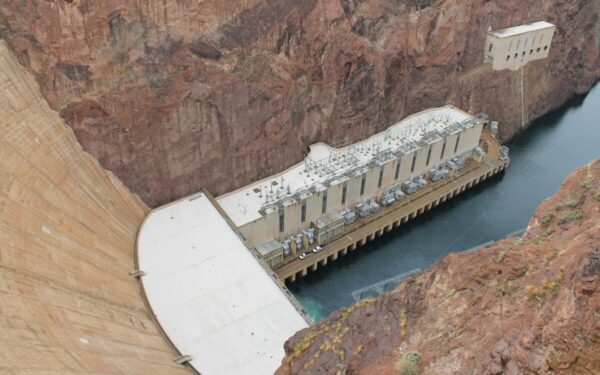 Hooverio užtvanka ir fizika: mokslas paaiškina, kaip vėjas pakeičia vandens judėjimą