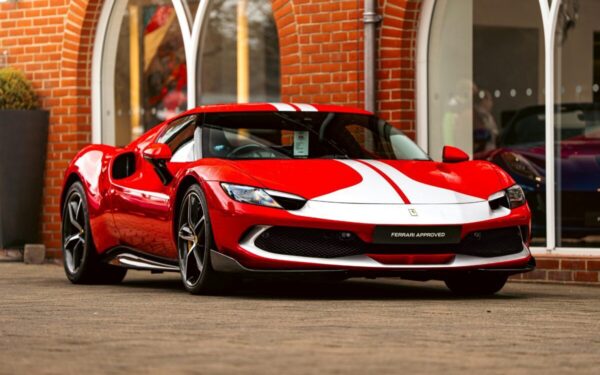 „LoveFrom“ kūrinys „Ferrari Luce“: technologijos, stiklas ir nauja vairavimo patirtis