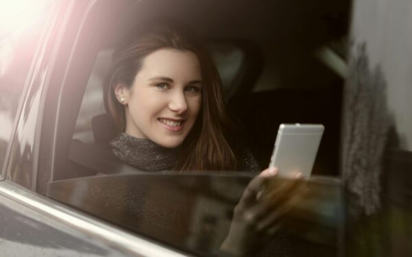 „Google“ keičia „Android Auto“: atnaujintas dizainas ir sprendžiamos ryšio problemos