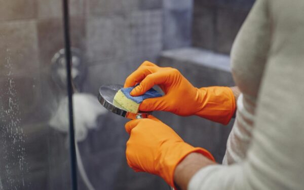 Paprasti sprendimai, kaip prižiūrėti vonios kambarį, kad nesikauptų muilo ir kalkių dėmės