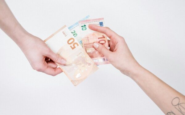 Daugiau pinigų mamoms ir tėvams ar tik pažadai? Seime teikiamas naujas siūlymas, kuris keičia viską