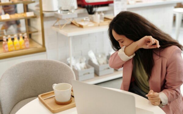 Virusas ar rimta liga? Specialistai įvardijo, kaip atskirti, kada kosulys tikrai pavojingas