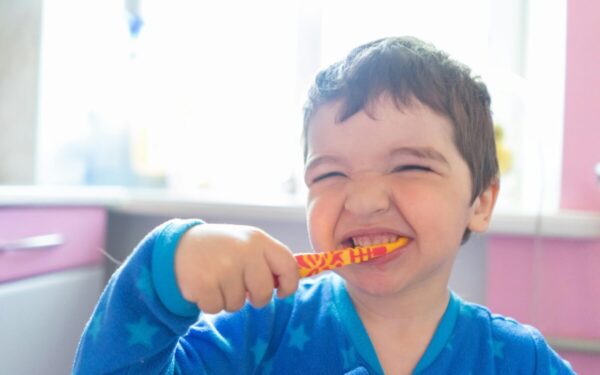 Vaikų burnos sveikata: ekspertai pateikė paprastus įpročius, kurie padės išvengti rimtų problemų