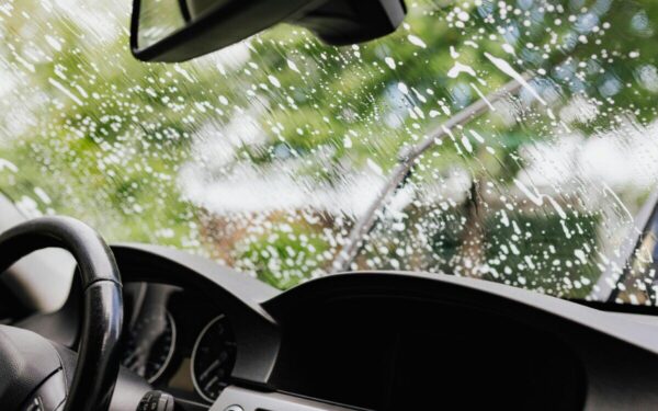 Taip tik gadinate automobilio stiklus: dauguma vairuotojų šią klaidą daro kiekvieną rytą