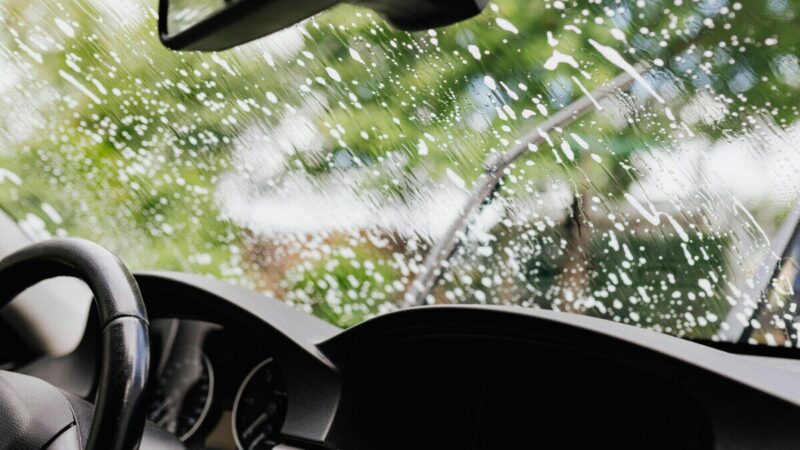 Taip tik gadinate automobilio stiklus: dauguma vairuotojų šią klaidą daro kiekvieną rytą