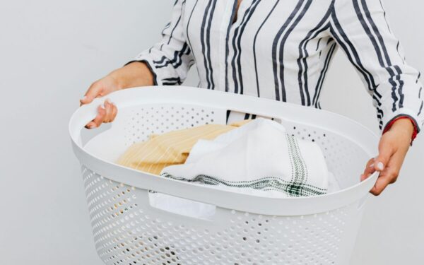 Skalbimas rankomis: sužinokite, kaip apsaugoti megztinius ir apatinius drabužius