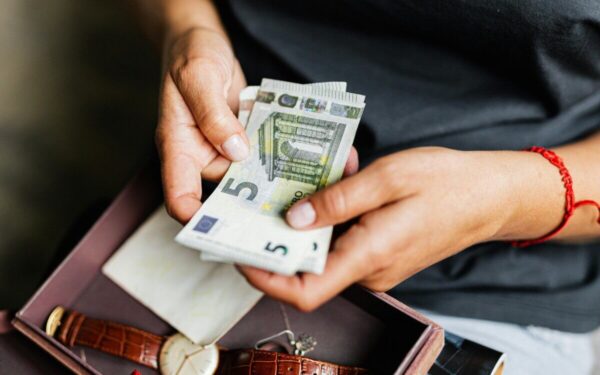 Specialistai skelbia pavojų: piniginėje slypinti smulkmena gali akimirksniu ištuštinti sąskaitą