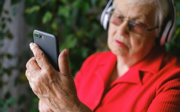 Neištrinti laiškai ir senos nuotraukos – ar jūsų telefonas jau prisideda prie tvaresnės ateities?