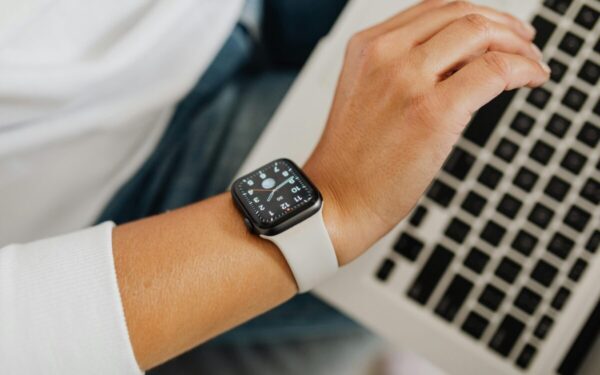 „Rivian“ pristatė naują „Apple Watch“ programėlę: automobilio valdymas be telefono