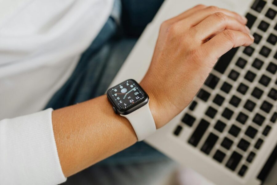 „Rivian“ pristatė naują „Apple Watch“ programėlę: automobilio valdymas be telefono