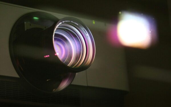 Simuliacijų revoliucija: „BenQ“ projektoriai žada maksimalų tikslumą mažose erdvėse