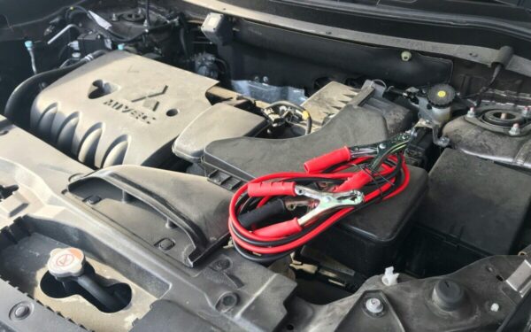 Išsikrovė automobilio akumuliatorius? Sužinok, kaip užvesti be papildomos rizikos