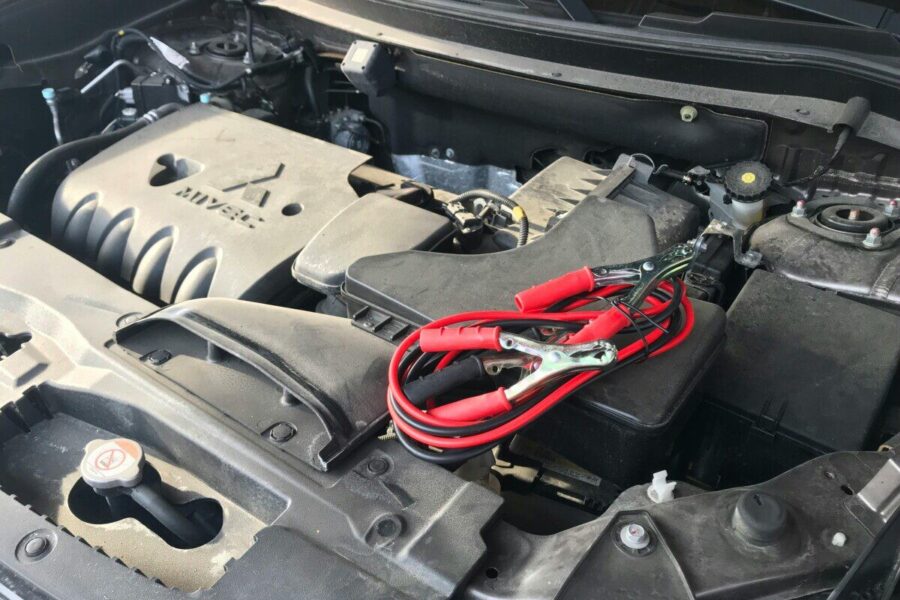 Išsikrovė automobilio akumuliatorius? Sužinok, kaip užvesti be papildomos rizikos