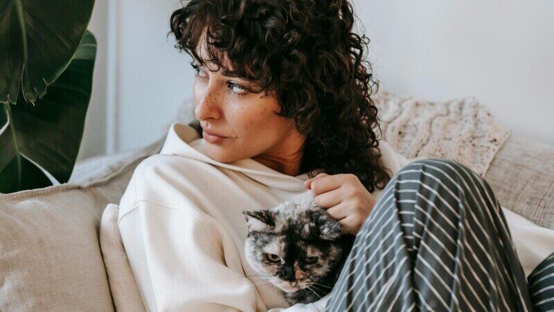 Veterinarai atskleidė, kodėl katės pasirenka vos vieną žmogų ir to priežastis ne maistas