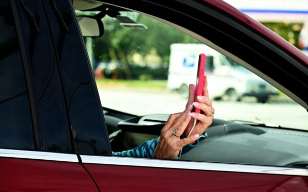 Naujas „Google“ sprendimas: „YouTube“ integracija į „Android Auto“, bet su apribojimais