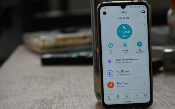 „Google“ naujovės „Fitbit“: „Google“ DI sveikatos treneris tampa prieinamesnis naudotojams