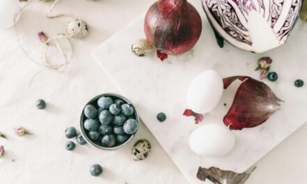 Explore natural egg dyeing with red cabbage, blueberries, and onions for a unique Easter decoration.