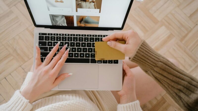 Skubus bankų įspėjimas: jei atsiskaitote internetu ne taip, rizikuojate prarasti visus pinigus