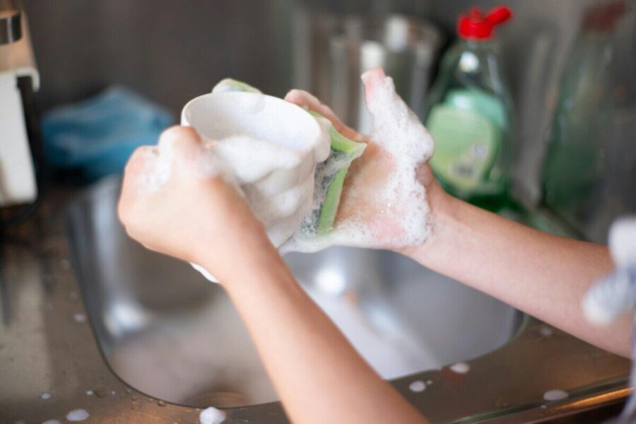 Daugiau bakterijų, nei manėte: mokslinis tyrimas atskleidė netikėtą tiesą apie indų mirkymą kriauklėje