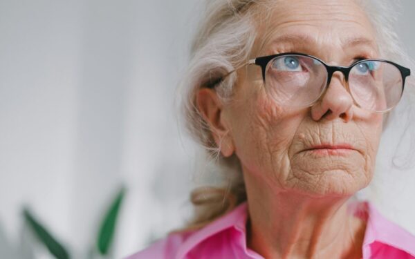 Netikėtas demencijos simptomas: nauji tyrimai atskleidžia, ką gali išduoti pasikeitusi eisena
