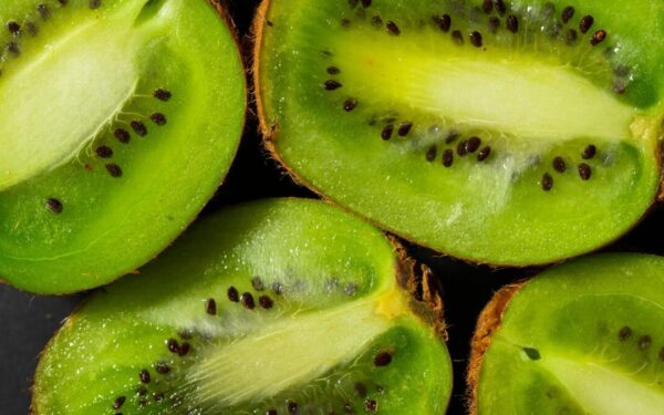 Neišmeskite kivių žievių: sužinokite, kaip iš jos pasigaminti natūralią valymo priemonę