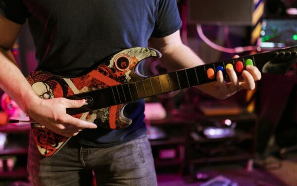 „Guitar Hero“ kūrėjai grįžta: „Stage Tour“ sieks sugrąžinti gitaros žaidimų aukso laikus