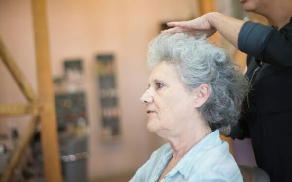 Spalvų gidas žiliems plaukams: stilistų patarimai, kokios spalvos kuria harmoningą įvaizdį