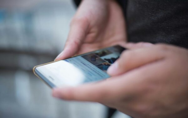 Ar jau peržengei pavojingą ribą? Štai kiek valandų prie telefono laikoma per daug