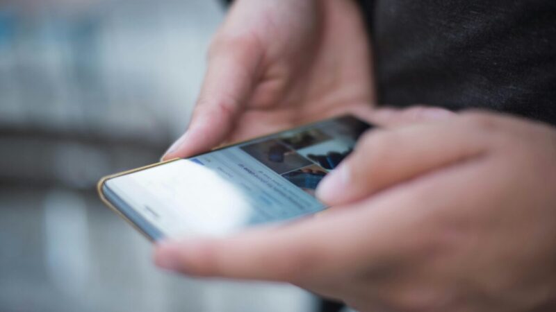 Ar jau peržengei pavojingą ribą? Štai kiek valandų prie telefono laikoma per daug