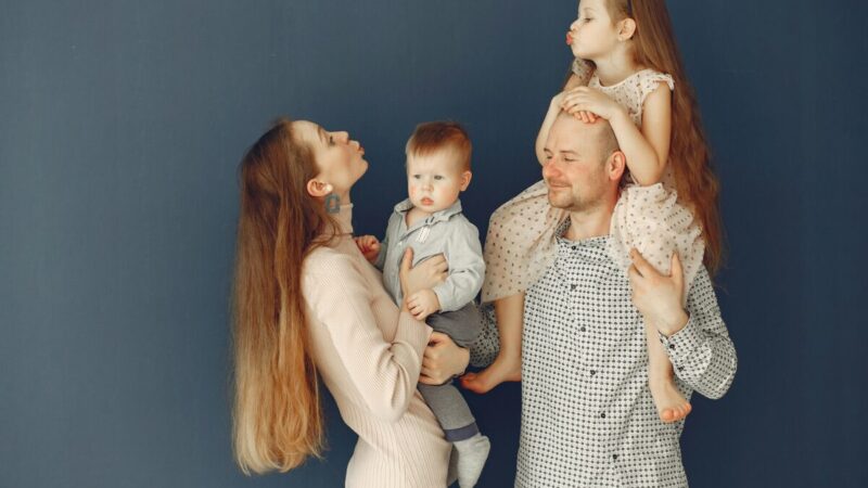 Tėvams ruošiama milžiniška nauda: svarstomi pokyčiai gali reikšmingai padidinti išmokas už vaiko priežiūrą