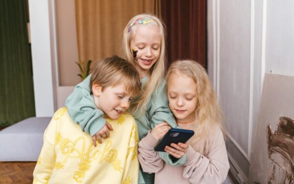 Suomijos mokyklų vadovai atskleidžia, kas pasikeitė uždraudus telefonus. Ar tai ir mūsų ateitis?