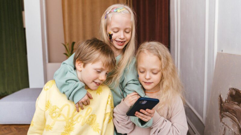 Suomijos mokyklų vadovai atskleidžia, kas pasikeitė uždraudus telefonus. Ar tai ir mūsų ateitis?