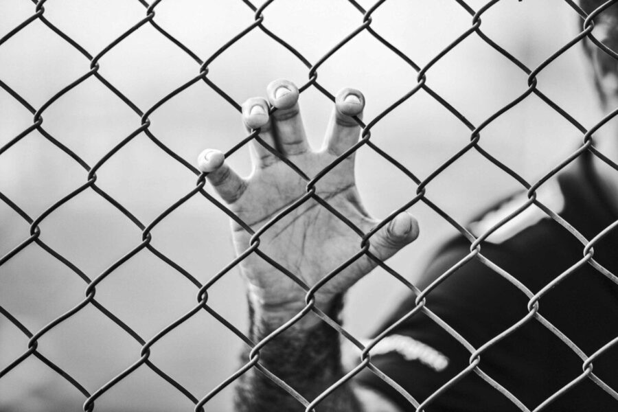 Kaukėti kaliniai perėmė kalėjimą: gauja diktuoja sąlygas, ministras siunčia griežtą žinutę