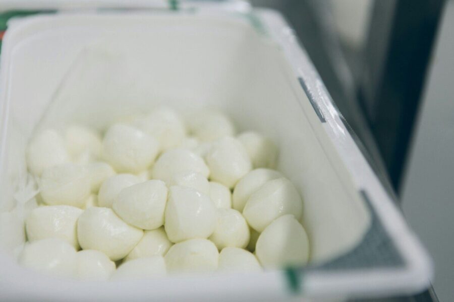 Naminė mocarela vos iš trijų ingredientų: receptas, kuris nustebins paprastumu ir skoniu