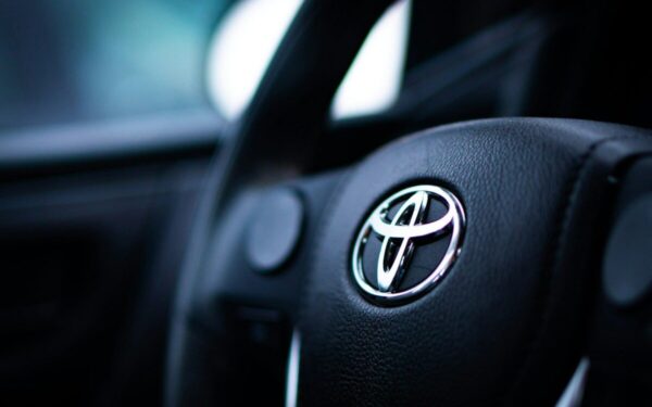 Kol investuotojai spaudžia, „Toyota“ keičia lyderį: vadovo postą perima krizėse grūdintas finansų asas