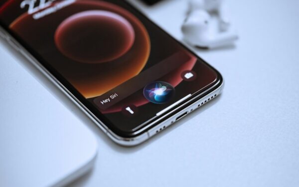 „Apple“ artėja prie tikro pokalbių asistento: „Siri“ taps kur kas išmanesnė nei anksčiau