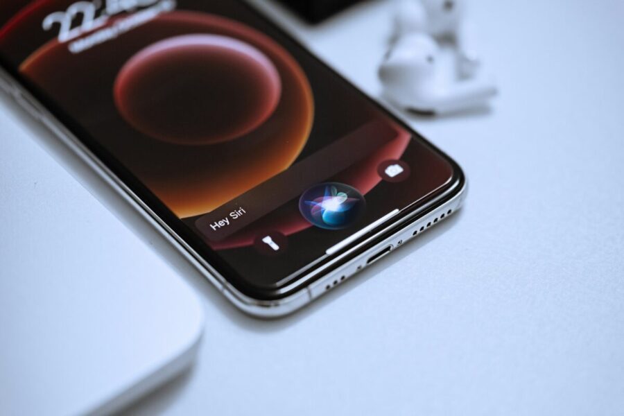 „Apple“ artėja prie tikro pokalbių asistento: „Siri“ taps kur kas išmanesnė nei anksčiau
