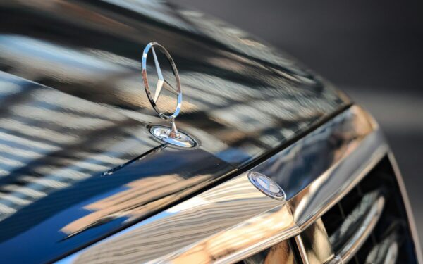 Šokas automobilių rinkoje: Kinijoje nauji automobiliai kainuoja beveik perpus pigiau nei Europoje