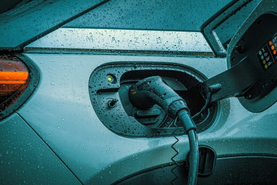 Naujas sprendimas elektromobiliams: robotai įkrauna automobilius tiesiog stovėjimo vietoje
