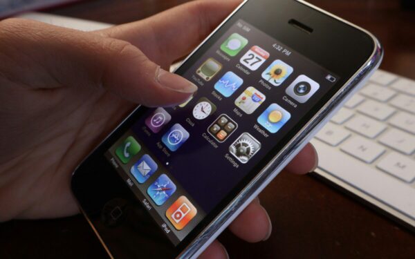 Atgimimas, kuris glumina net profesionalus: kodėl senasis „iPhone“ vėl traukia akis