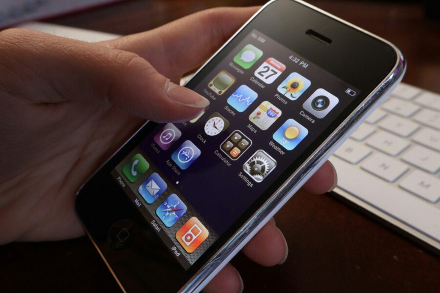 Atgimimas, kuris glumina net profesionalus: kodėl senasis „iPhone“ vėl traukia akis