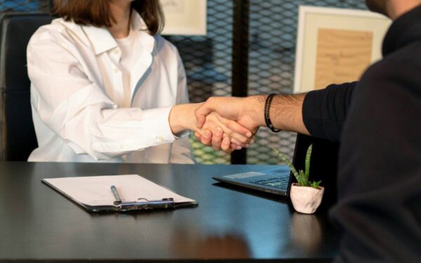 Kas vyksta Lietuvos darbo rinkoje? Fiksuojamas skelbimų šuolis ir augantys lūkesčiai dėl atlyginimo